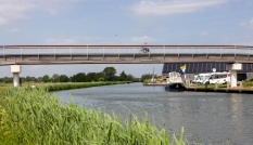 Fietser passeert op de fietsbrug de Hollandsche IJssel bij haven Marnemoende