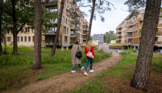 Twee vrouwen wandelen in Kerckebosch Zeist