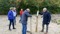 Inwoners Woudenberg plaatsen informatiebord in tuin