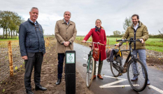 Johan van Everdingen, Kees Geldof, Lot van Hooijdonk en Arne Schaddelee poseren op het Verlengde Meerlopad