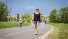 Wandelaars en fietser in het Máximapark
