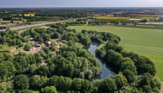 Luchtfoto van Fort Vechten met op de achtergrond de A12 en daarachter Utrecht 