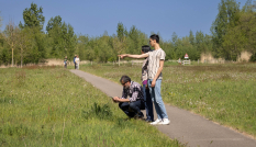 Fietsers en wandelaars in recreatiegebied De Schammer