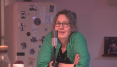 Jannemarie de Jonge zit achter de microfoon