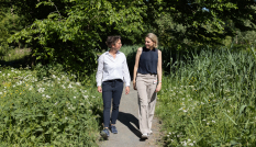 Ankie van Dijk en Mirjam Sterk wandelen al pratend over het Waterliniepad