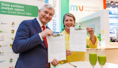 André van Schie en Esther Agricola tonen het ondertekende Groen Groeit Mee Pact van BPD.
