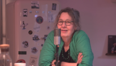 Jannemarie zit achter de microfoon.