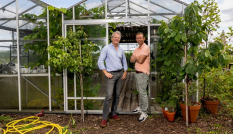 Jeroen Plesman en Carel Walhof poseren voor een kas