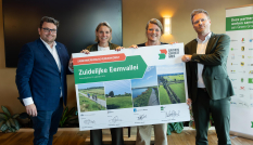 Mark Eijbaard, Mirjam Sterk, Aukje Treep en Rutger Dijksterhuis tonen het ondertekeningsbord met hun handtekeningen