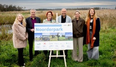 Op het Bert Bospad in Westbroek presenteren Karin van Vliet (gemeente Stichtse Vecht), Bert de Groot (HDSR), Linda Voortman (gemeente Utrecht), Arjan van Rijn (Waterschap Amstel, Gooi en Vecht), Mirjam Sterk (provincie Utrecht) en Anne Marie ’t Hart (gemeente De Bilt) de ondertekende samenwerkingsovereenkomst