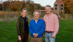 Mirjam Sterk, Maarten van Dam en Jeroen Pleshoven op het terrein van boerderij Schevichoven