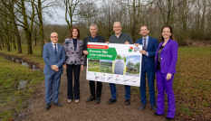 John van Engelen (gemeente Nieuwegein), Sytske du Crocq (provincie Utrecht), Bert de Groot (HDSR), Wouter Catsburg (gemeente Zeist), Wouter van den Berg (gemeente Houten) en Hilde de Groot (gemeente Bunnik) houden het bord vast met de ondertekening van de Maatwerkovereeenkomst Kromme Rijn Linie Landschap.