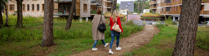 Twee vrouwen wandelen in Kerckebosch Zeist