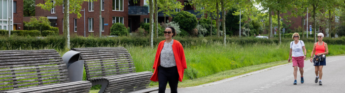 Wandelende vrouwen in het Máximapark in Utrecht Leidsche Rijn