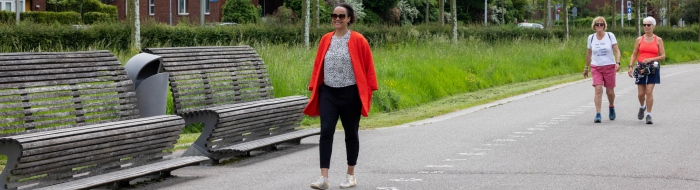 Wandelende vrouwen in het Máximapark in Utrecht Leidsche Rijn