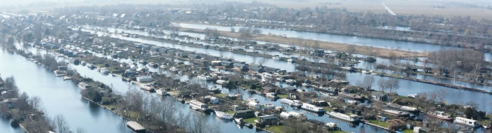 Luchtfoto eilanden Vinkeveense Plassen