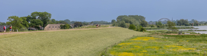 Wandelaars en fietsers op de Lekdijk