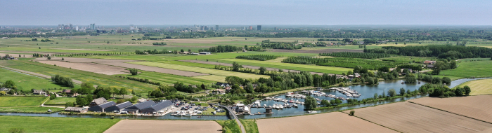 Luchtfoto van de haven van Marnemoende met in de verte de skyline van Utrecht
