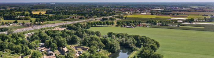 Luchtfoto van Fort Vechten met op de achtergrond de A12 en daarachter Utrecht 