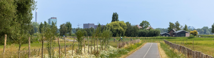 Fietspad Meerlopad met skyline Utrecht op de achtergrond