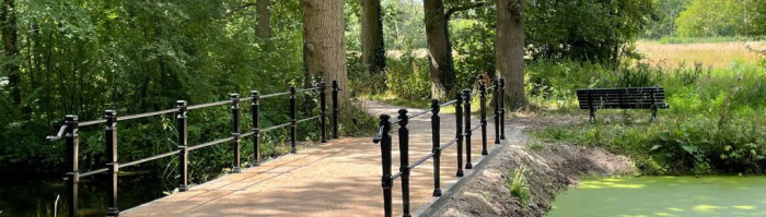 Opgeknapte brug in overpark Over-Holland