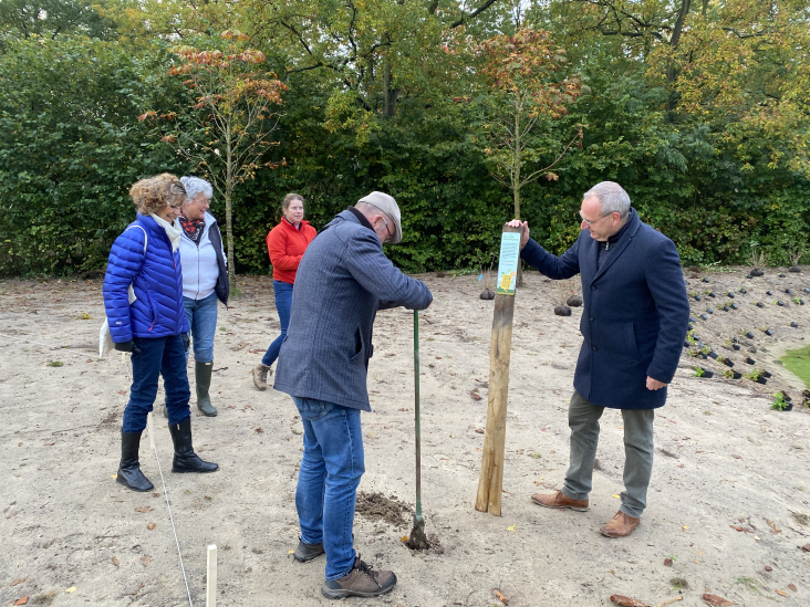 Inwoners Woudenberg plaatsen informatiebord in tuin