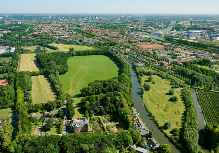 Luchtfoto van Slot Zuylen met omliggend groen
