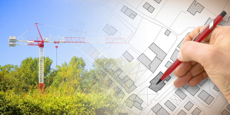 Compilatie van hijskraan in het groen en plattegrond woningbouw