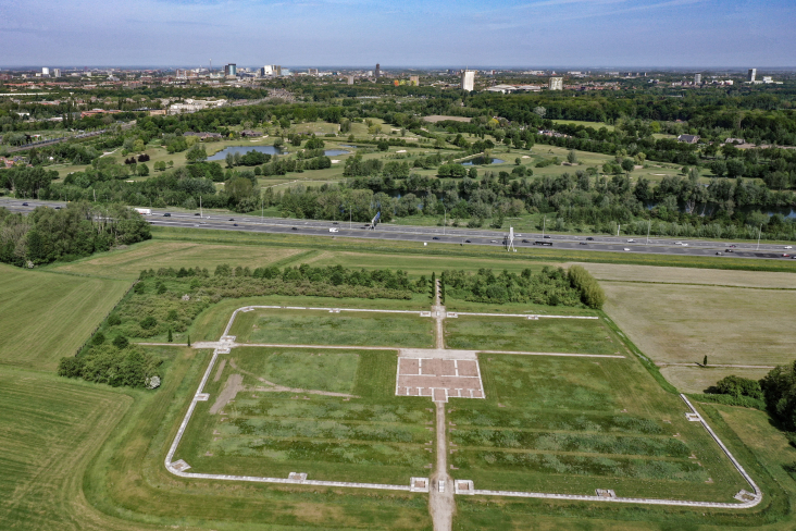 Luchtfoto van Castellum Fectio naast de A12 en in de verte de stad Utrecht