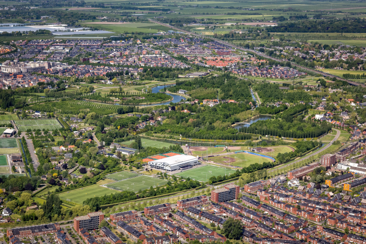 Luchtfoto van het Máxima omringd door de bebouwing van Leidsche Rijn