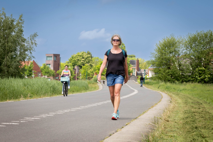 Wandelaars en fietser in het Máximapark