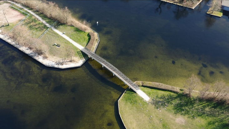 Brug tussen twee zandeilanden op de Vinkeveense Plassen