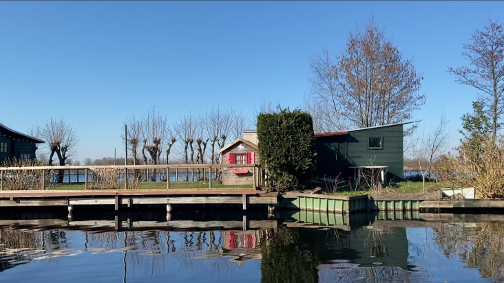 Huisje en schuurtje op een zandeiland op de Vinkeveense Plassen