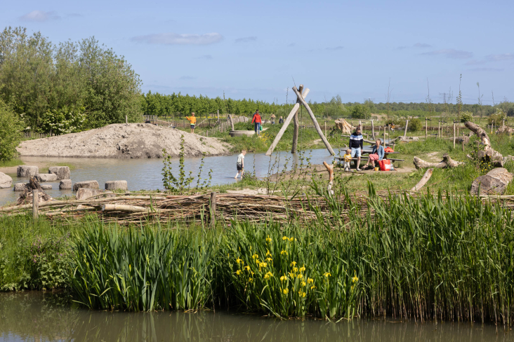 Natuurspeelplaats met water en groen