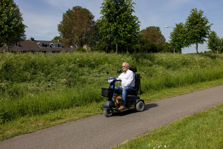 Meneer in scootmobiel nabij Nieuw Wulven