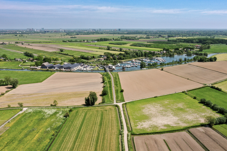 Luchtfoto van de haven van Marnemoende met in de verte de skyline van Utrecht