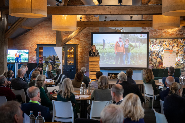 Damaris Matthijsen pitcht voor de zaal met deelnemers