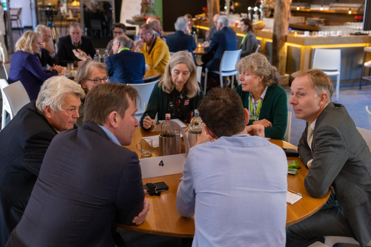 Deelnemers in gesprek aan de ronde tafel