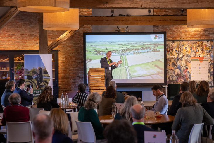 Bert de Groot pitch voor de zaal aanwezigen