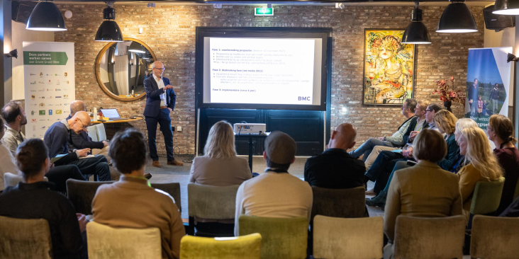 Koos de Groot presenteert aan de deelnemers van het werkatelier over de Regio Deal