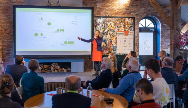 Anne-Mette Andersen presenteert voor de groep van haar werkatelier