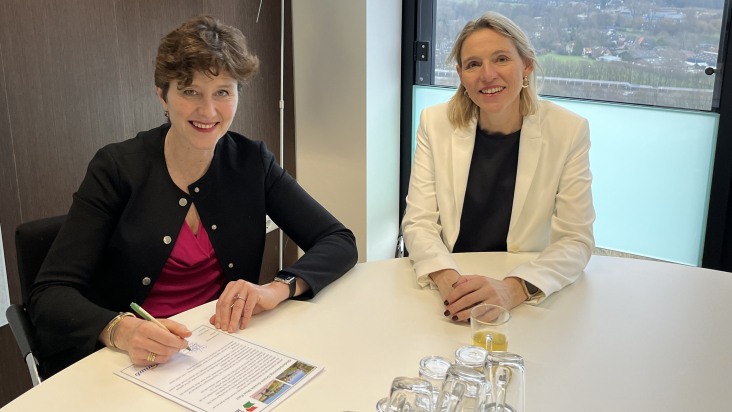 Marjon Kaper ANWB en Mirjam Sterk bij ondertekening van het Pact