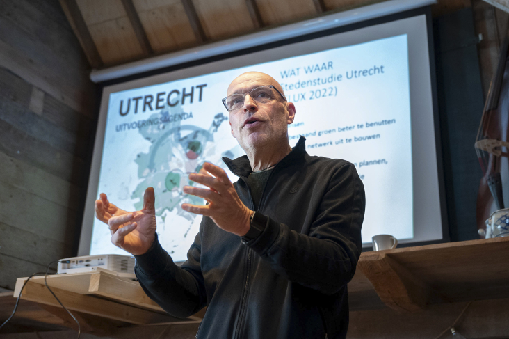 Robert Graat van Staatsbosbeheer spreekt vanaf een spreekwoordelijke zeepkist de groep genodigden toe