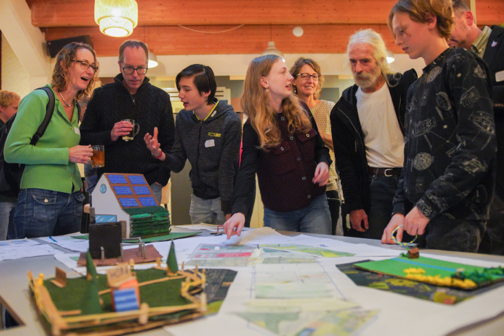 Leerlingen vertellen bezoekers over hun plannen