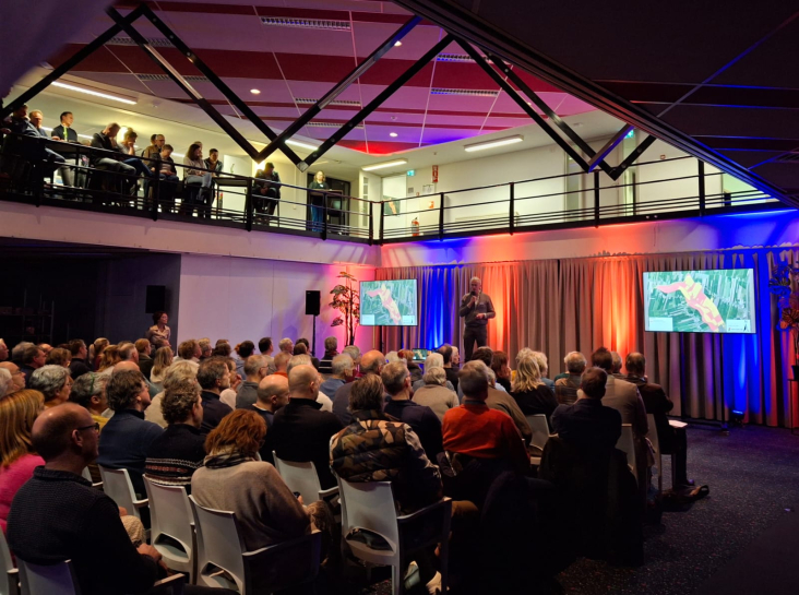Een volle zaal met belangstellende aanwezigen