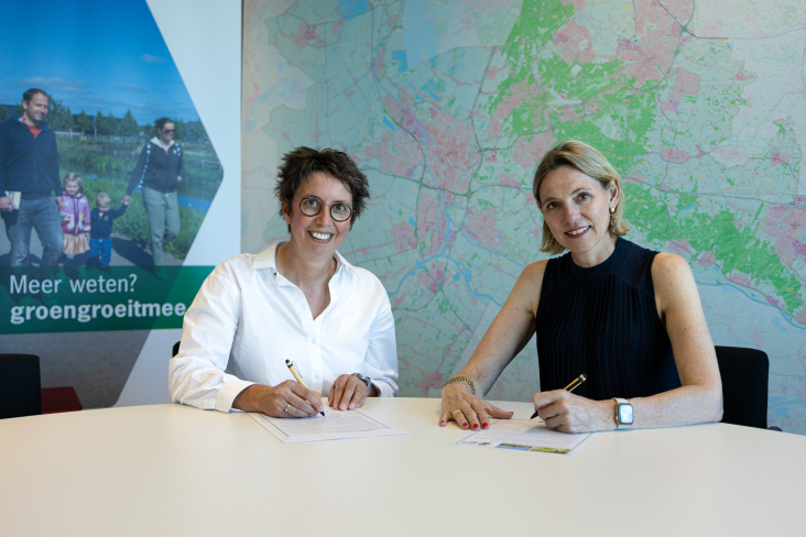 Ankie van Dijk en Mirjam Sterk ondertekenen het Groen Groeit Mee Pact van Wandelnet