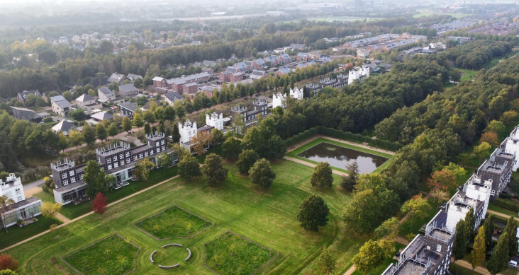© Gemeente Heerenveen Luchtfoto van de woonwijk Skoatterwâld met op de voorgrond een parkbos