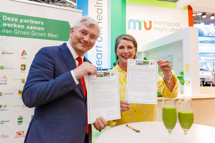© BPD André van Schie en Esther Agricola tonen het ondertekende Groen Groeit Mee Pact van BPD.