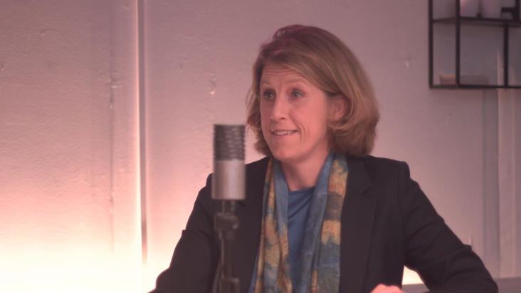 Helma Born achter de microfoon van Groen Groeit Mee De podcast