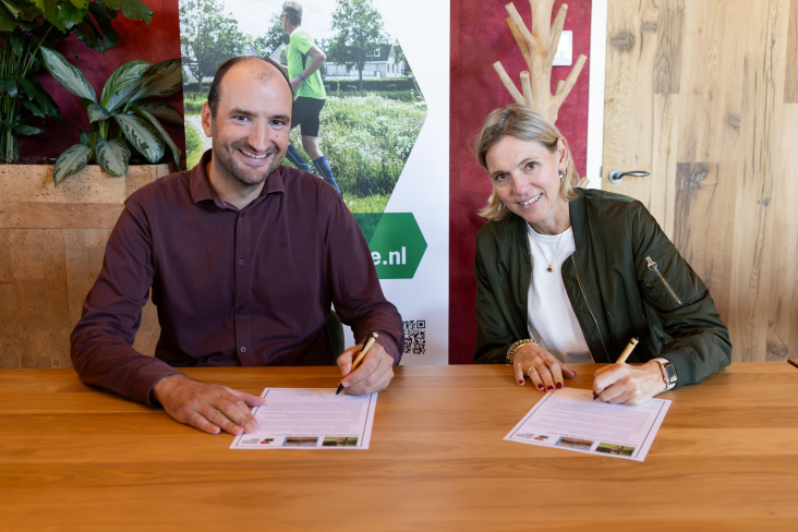 Ron Buiting en Mirjam Sterk tekenen Groen Groeit Mee Pact van Parkmakers Utrecht